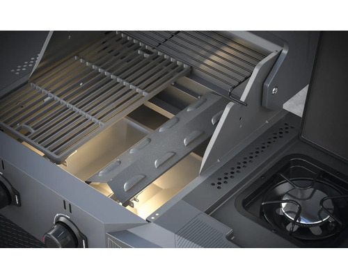 Innenansicht eines Grills mit Grillrost und Brenner