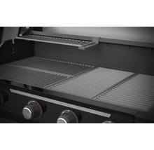 Vue intérieure d''un barbecue à gaz avec grilles et étagère de maintien au chaud.