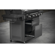 Barbecue avec tiroirs ouverts pour ranger les accessoires de barbecue.