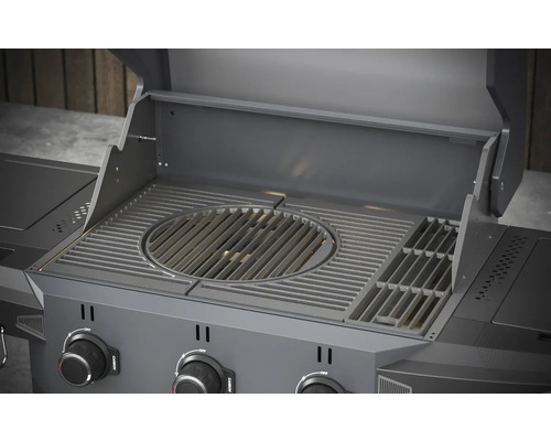 Grill mit Grillrost und geöffnetem Deckel