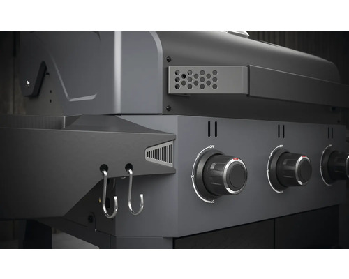 Detailansicht eines Gasgrills mit Bedienknöpfen und Haken