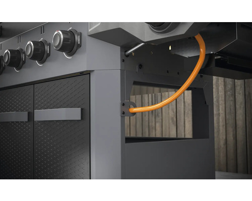 Detailansicht eines Gasgrills mit Bedienknöpfen, Türen und Gasschlauch