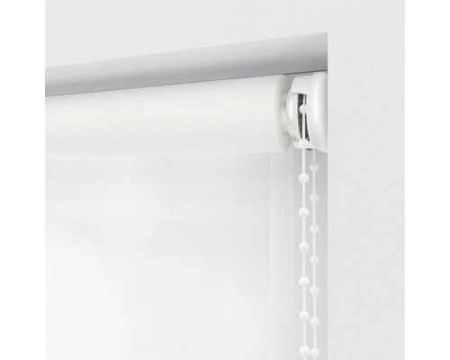 Rollo mit Kettenzug am Fenster