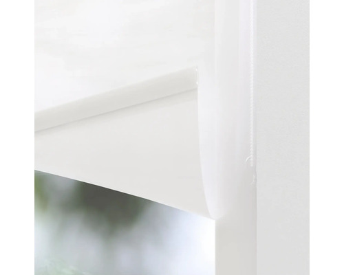 Gros plan sur un cadre de fenêtre blanc.