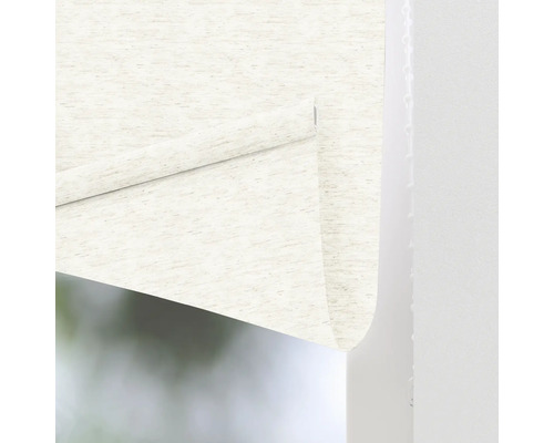 Vue détaillée d''un store en tissu pour fenêtre.