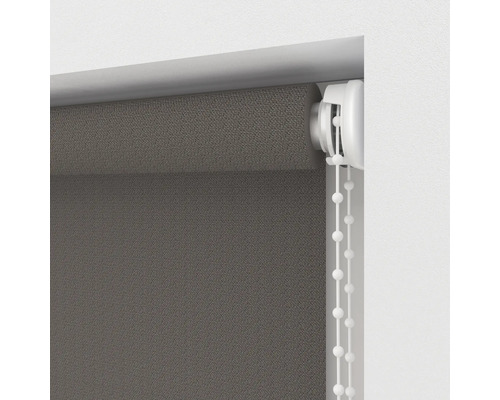Graues Rollo mit Kettenzug zur Fensterdekoration