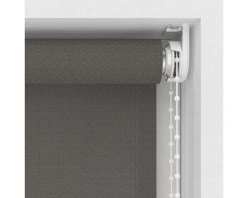 Store enrouleur gris avec chaînette sur la fenêtre