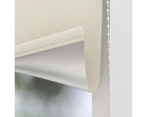 Vue détaillée d''un store enrouleur avec une texture de tissu et une chaîne de commande