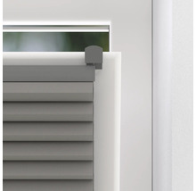Vue détaillée d''un store plissé gris sur une fenêtre
