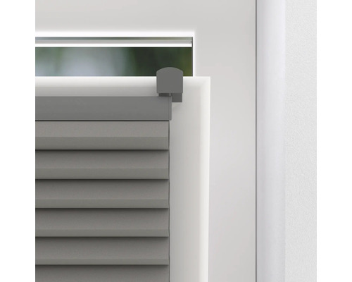 Vue détaillée d''un store plissé gris sur une fenêtre