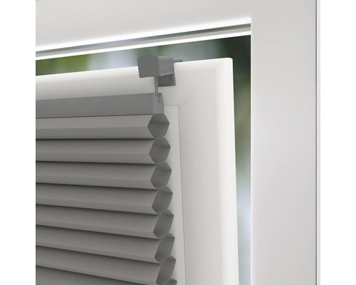 Vue détaillée d''un store plissé gris sur une fenêtre