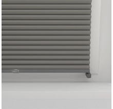 Store plissé gris à la fenêtre