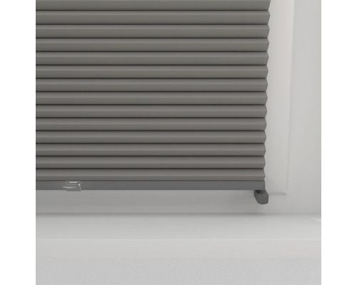 Store plissé gris à la fenêtre