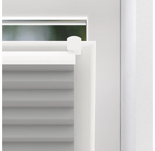 Vue détaillée d''un store blanc sur la fenêtre
