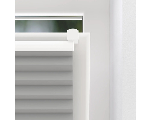 Detailansicht einer weißen Jalousie am Fenster