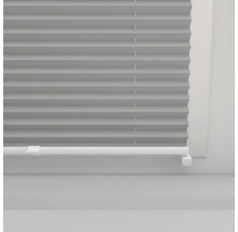 Store plissé gris à la fenêtre