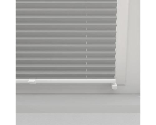 Graues Plissee am Fenster