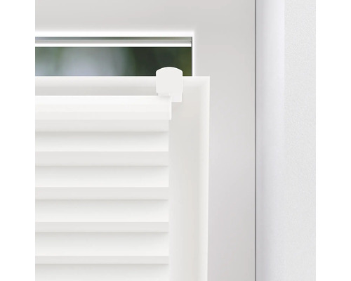 Gros plan d''un store vénitien blanc sur une fenêtre
