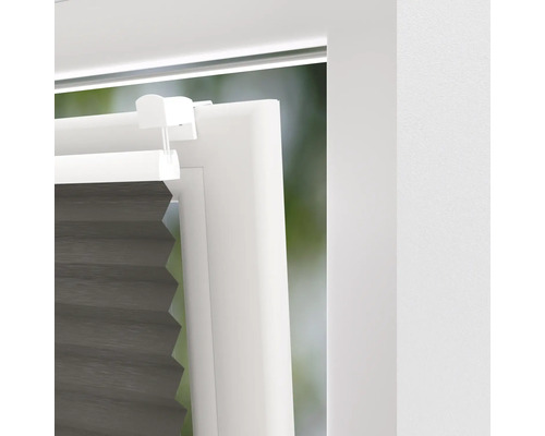 Gros plan d''une décoration de fenêtre avec un store plissé