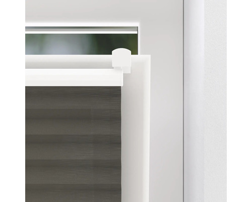 Vue détaillée d''un store plissé gris sur la fenêtre
