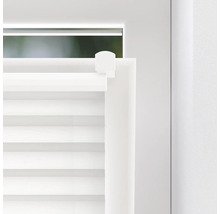 Vue détaillée d''un store plissé blanc sur une fenêtre