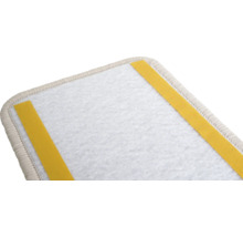 Marche d'escalier avec bandes adhésives