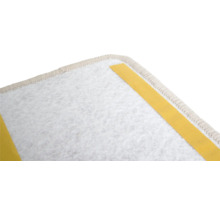 Vue détaillée d'une dalle de moquette avec des bandes adhésives à l'arrière.