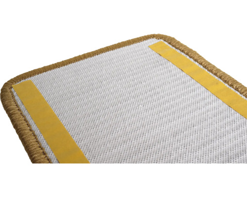 Rückseite einer Treppenstufe mit Klebestreifen