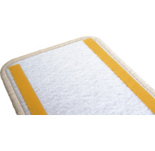 Marche d'escalier de tapis avec des bandes adhésives pour la fixation