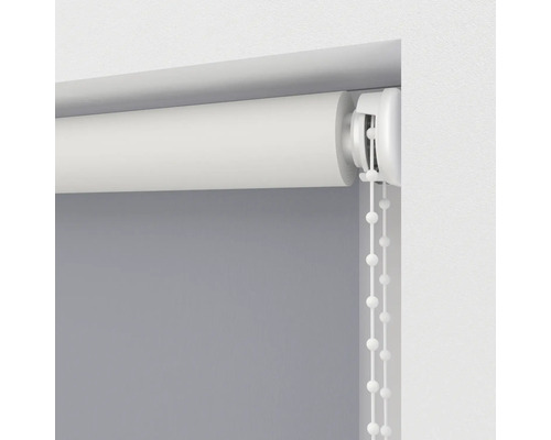 Store enrouleur avec chaînette à la fenêtre