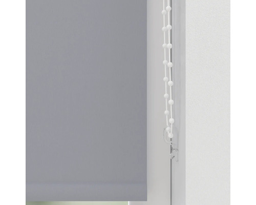 Store enrouleur gris avec chaînette de commande à la fenêtre