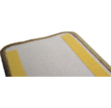 Vue détaillée d'une sous-couche de tapis avec des bandes adhésives