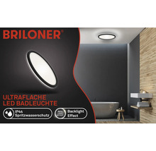 Flache LED-Badleuchte mit Spritzwasserschutz in einem Badezimmer. Briloner Logo.