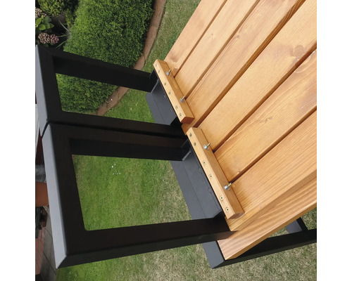 Vue détaillée d''un banc de jardin avec des lattes en bois et un cadre en métal