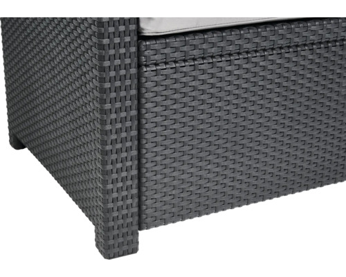 Vue détaillée d''un fauteuil lounge gris en polyrotin