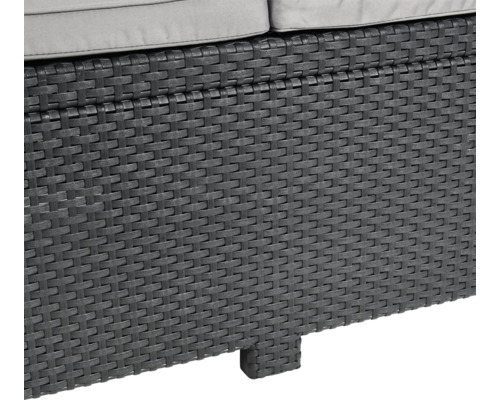 Gros plan d''un meuble en rotin gris avec coussin