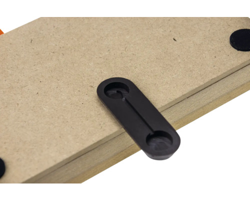 Detailansicht einer Holzplatte mit einem schwarzen Kunststoffverbinder
