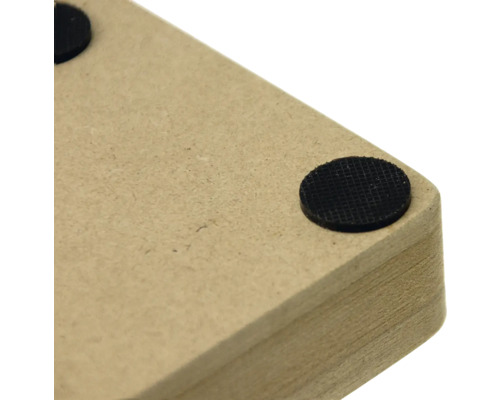 Detailansicht einer Holzplatte mit Antirutschfüßen