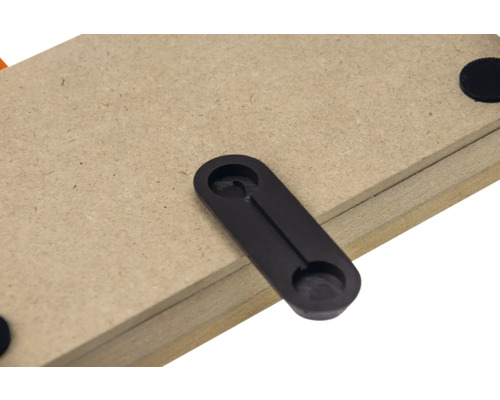 Detailansicht einer Holzplatte mit einem Verbindungselement.