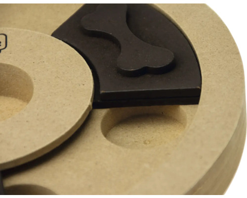 Detailaufnahme eines interaktiven Intelligenzspielzeugs für Hunde, bestehend aus Holz mit beweglichen Elementen