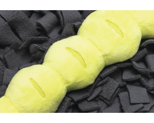 Chenille jouet pour chien sur un tapis de fouille pour chiens