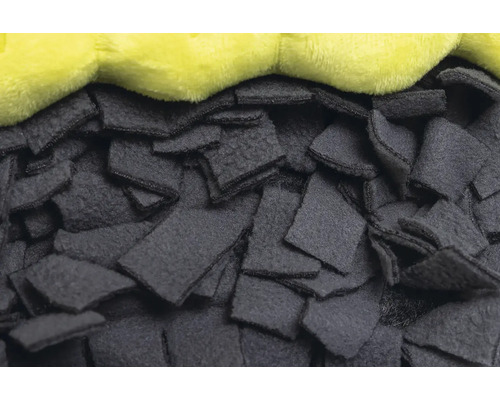 Gros plan d''un tapis de fouille pour chien avec des carrés en polaire