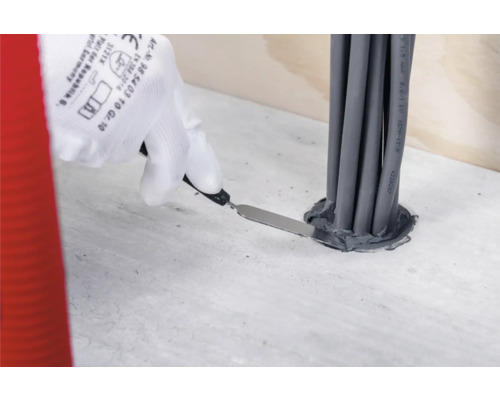 Abdichtung von Kabeln mit Dichtmasse und Spachtel