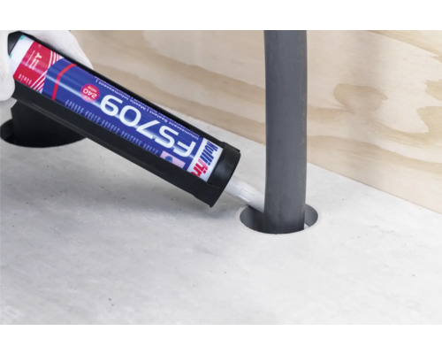 Anwendung von Dichtstoff aus einer Kartusche um ein Rohr für die Abdichtung.