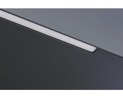 Detailaufnahme einer modernen, dunklen Deckenleuchte mit integrierter LED-Beleuchtung