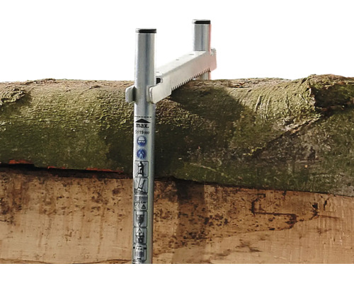 Holzstapelhilfe für Kettensäge im Einsatz auf einem Holzstamm