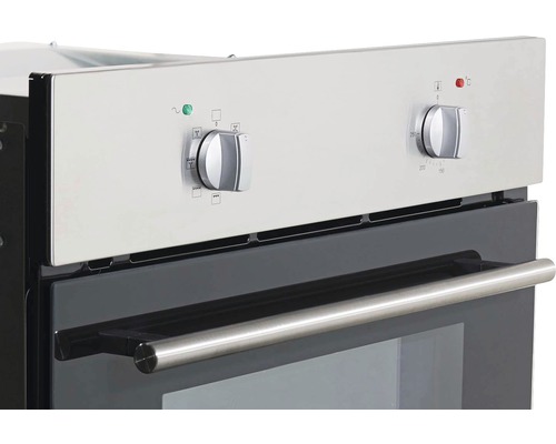 Gros plan d''un four encastrable avec boutons rotatifs et poignée