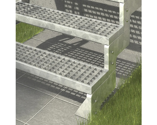 Metalltreppe mit Gitterroststufen im Aussenbereich