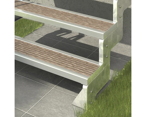 Gros plan d''un escalier avec marches en bois et cadre métallique à l''extérieur.