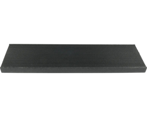 Schwarze Treppenstufe aus Gummi mit gerillter Oberfläche.